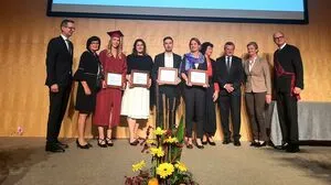 Die Preisträger Sandra Dohr, Natascha Dockal, Daniel Kröpfl und Andrea Dankelmaier (mitte v.l.n.r.) mit Geschäftsführer Martin Payer, Bürgermeisterin Christine Siegel (ganz links) sowie Institutsleiterin Eva Adamer-König und Vertreter der Hans-Werner Frömmler Stiftung (ganz rechts)