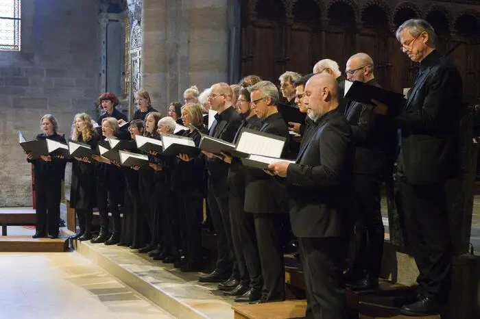  Eine Motette ist ein mehrstimmiger geistlicher oder weltlicher Chorgesang mit mehreren Abschnitten, ohne Instrumentenbegleitung. 