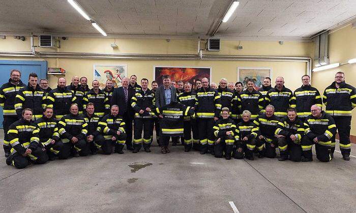 Die Feuerwehrleute freuten sich über die neue Schutzbekleidung