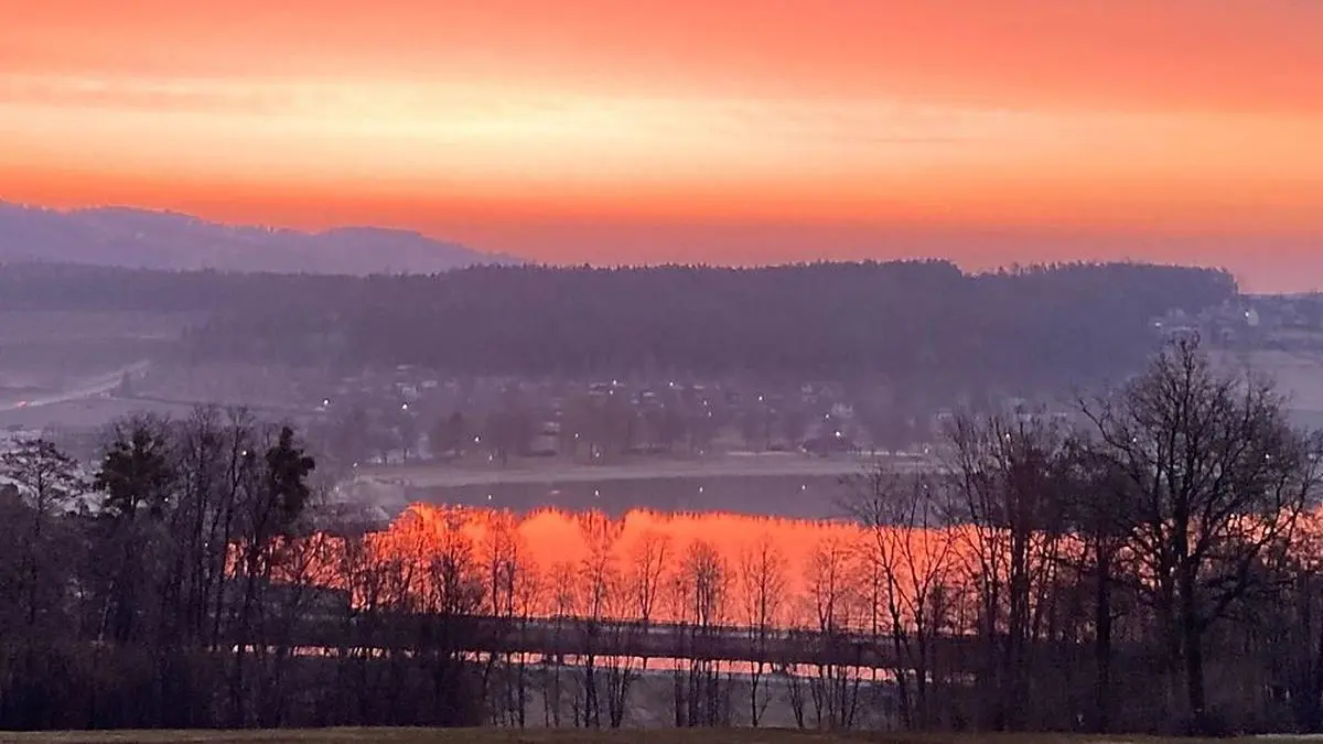 Sonnenaufgang mit Saharastaub über dem Stubenbergsee