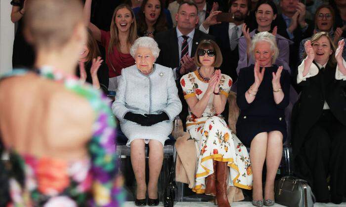 Queen Elisabeth II neben Anna Wintour und Angela Kelly.