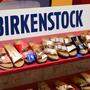 Das Traditionsunternehmen Birkenstock aus Linz am Rhein gehört seit 2021 mehrheitlich  L Catterton und dem Milliardär Bernard Arnault 