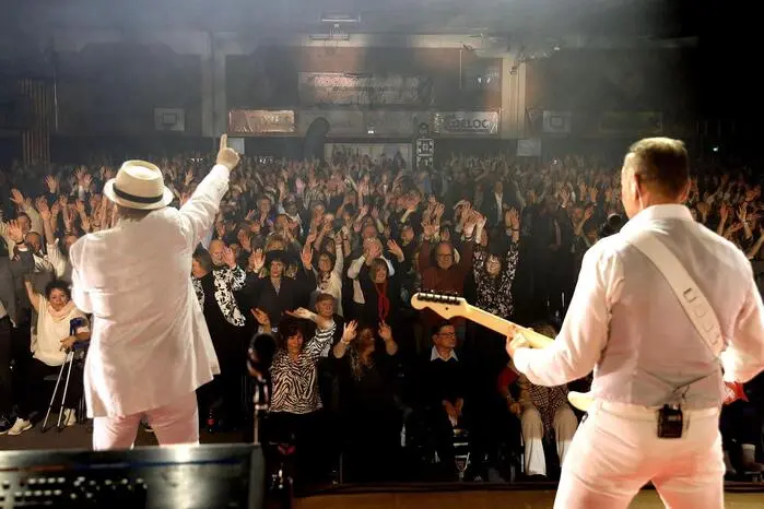 Erstmals traten „Die Paldauer“ mit einem Weihnachtskonzert in der „restlos“ ausverkauften Stadthalle auf.