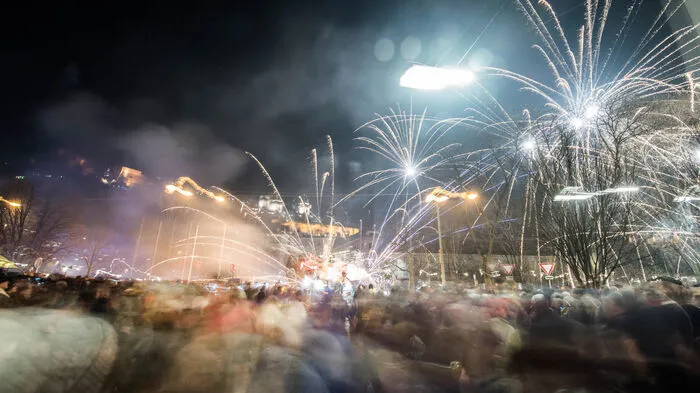 Vom Feuerwerk am Mursteg über die Innenstadt bis zur Silvesterparty am Mariahilferplatz: Unser Fotograf hat sich in das Getümmel geworfen und tolle Eindrücke vom Jahreswechsel in Graz mitgebracht.