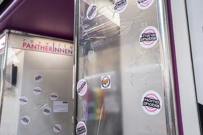 In der Nacht auf Donnerstag werden die Schaufenster des schwul-lesbischen Vereins Rosalila PantherInnen in der Annenstraße eingeschlagen - möglicherweise mit einer Holzlatte. 