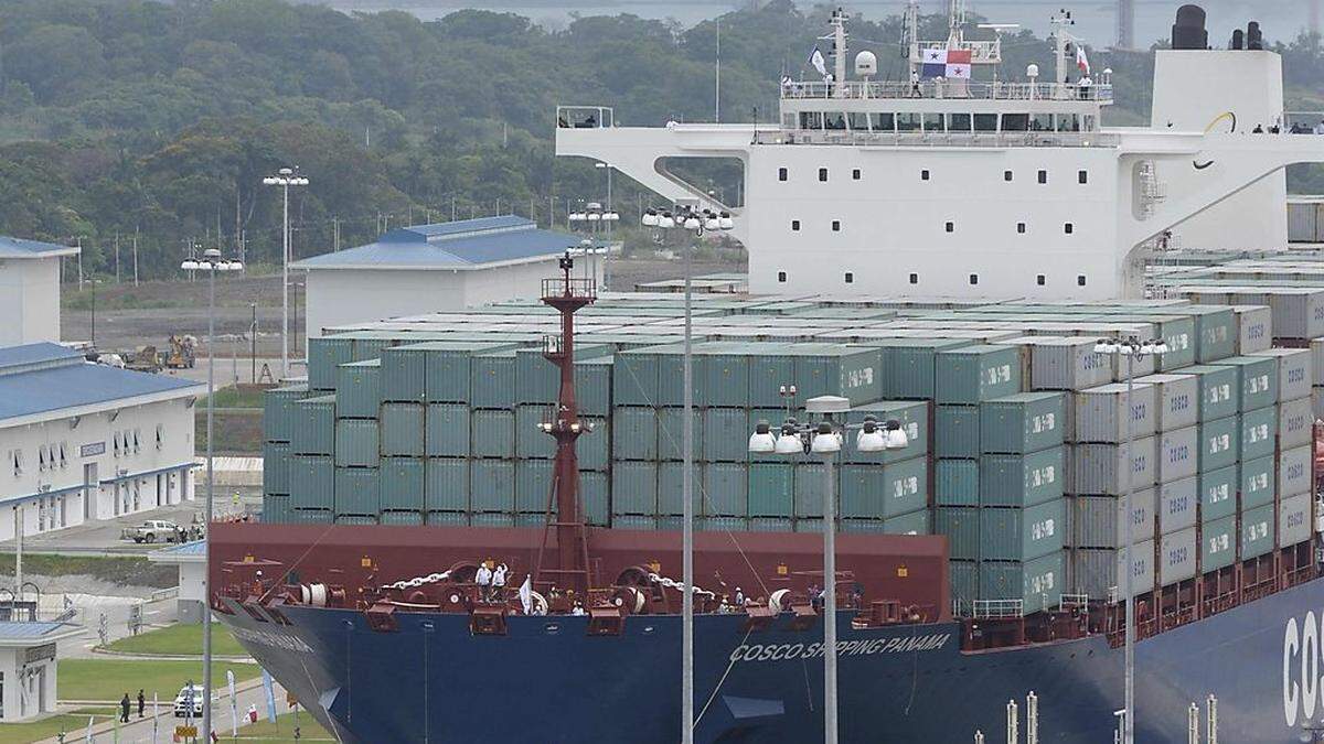 Das erste Schiff, dass den erweiterten Panama-Kanal passiert