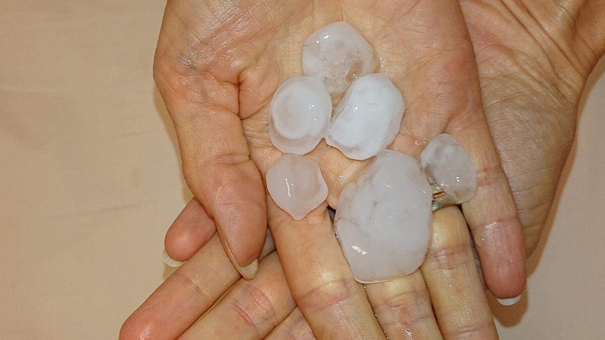 &quot;Hagel war ganz schön laut gestern in 8055 und hat ordentlich am Dach gescheppert, wahrscheinlich waren noch größere dabei&quot;, schreibt Marita Pracher auf Facebook