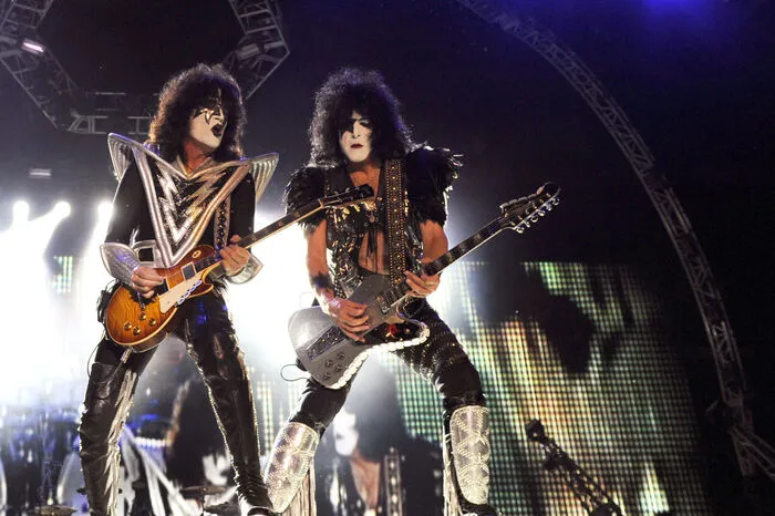 Schon einmal, 2000 bis 2001, waren Kiss auf "Farewell Tour", machten dann aber mit veränderter Besetzung weiter. Kiss verkauften in 45 Jahren weltweit rund 100 Millionen Alben. Termine für die finale Tour sollen demnächst verlautbart werden.