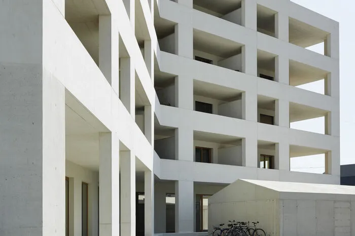 Steiermark. "Prinzessin Veranda" in der Grüne Gasse in Graz. Bauherrin: Prolend Projektentwicklung,  Architektur: Pentaplan, Graz. Auf den Grundstücken eines ehemaligen Tischlereibetriebs unweit des Lendplatzes wurde ein 6-geschossiges Wohn- und Geschäftshaus errichtet. Zwei miterworbene denkmalgeschützte Bestandsbauten begrenzen im Norden und Süden den polygonalen Bauplatz an der Schnittstelle von Gewerbe- und Wohngebiet.