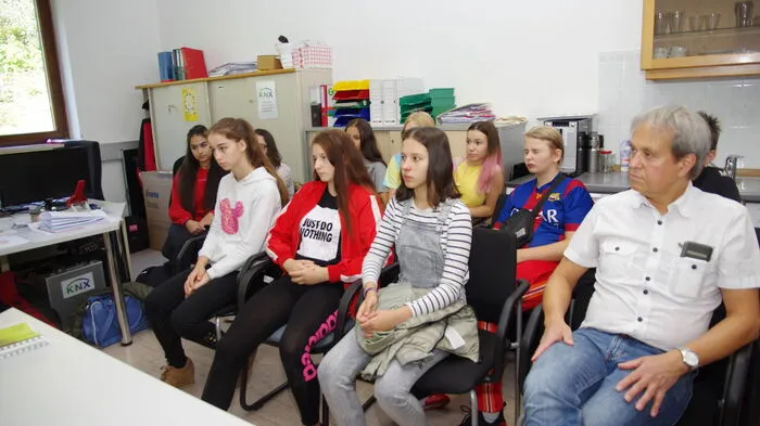 Die Schüler und ihr Lehrer Manfred Fellegger verfolgten interessiert, wie die Firma Merl vor 90 Jahren entstand und wie sie sich entwickelte.