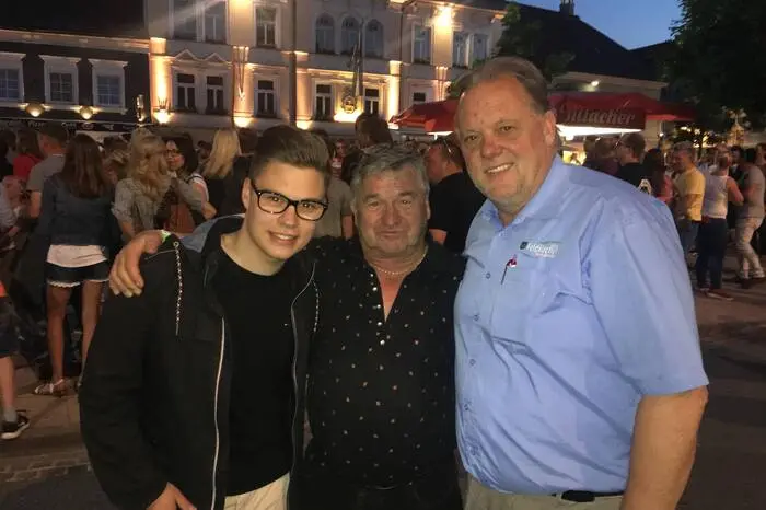 Seitens der Politik wurden JVP-Chef Simon Niederbichler, Gemeinderat Anton Dabernig, Bürgermeister Martin Treffner, ...