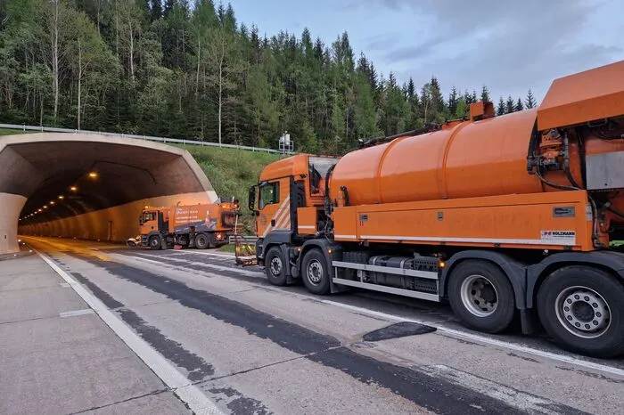 nahmen die beiden Putztrupps, die aus je sechs Spezialfahrzeugen bestehen, vor den Tunnelröhren Aufstellung.
