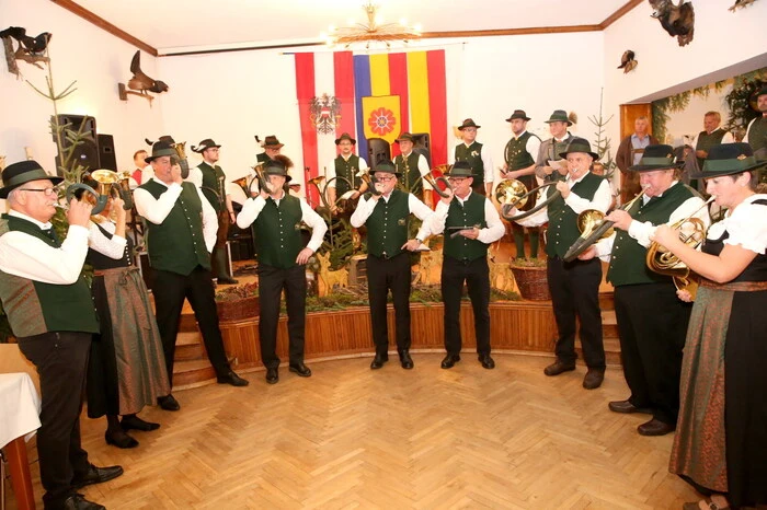Die Eröffnung nahmen die Jagdhornbläser Hallegg (1. Reihe) und die Weydgesellen Glödnitz (2. Reihe) vor.
