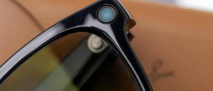 Neuere Smart Glasses sind optisch kaum von gewöhnlichen Brillen zu unterscheiden, sind aber mit Kameras und Mikrofonen ausgestattet