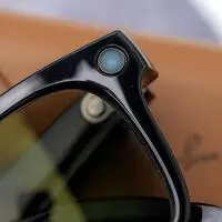 Neuere Smart Glasses sind optisch kaum von gewöhnlichen Brillen zu unterscheiden, sind aber mit Kameras und Mikrofonen ausgestattet