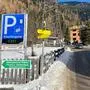 Unmittelbar nach dem Feuerwehrhaus in Gaimberg zeigt ein Schild, ob noch Parkplätze frei sind