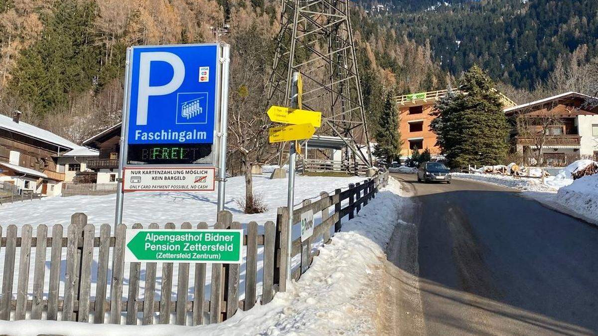 Unmittelbar nach dem Feuerwehrhaus in Gaimberg zeigt ein Schild, ob noch Parkplätze frei sind