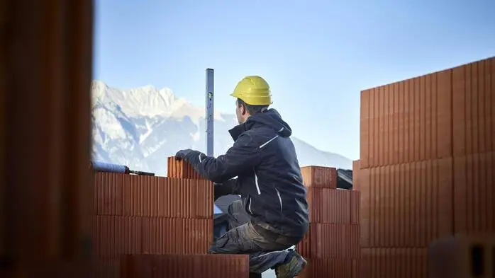 Zahlreiche Firmen haben beim Bau der Wohnsiedlung geschlampt (Symbolbild)