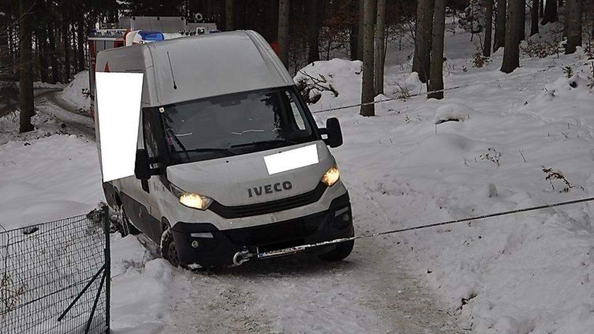 Mit der Seilwinde wurde das Fahrzeug geborgen