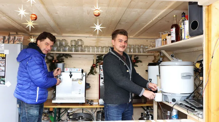 "Urbani Wirt" Andreas Nindler ist mit seinem Mitarbeiter für die "Heißen" Getränke zuständig.