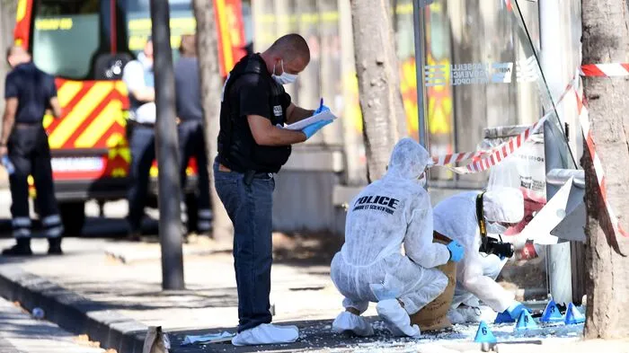 Ein Auto ist in Marseille in zwei Bushaltestellen gerast. Dabei sei mindestens eine Person getötet worden, teilte die Polizei am Montag mit.