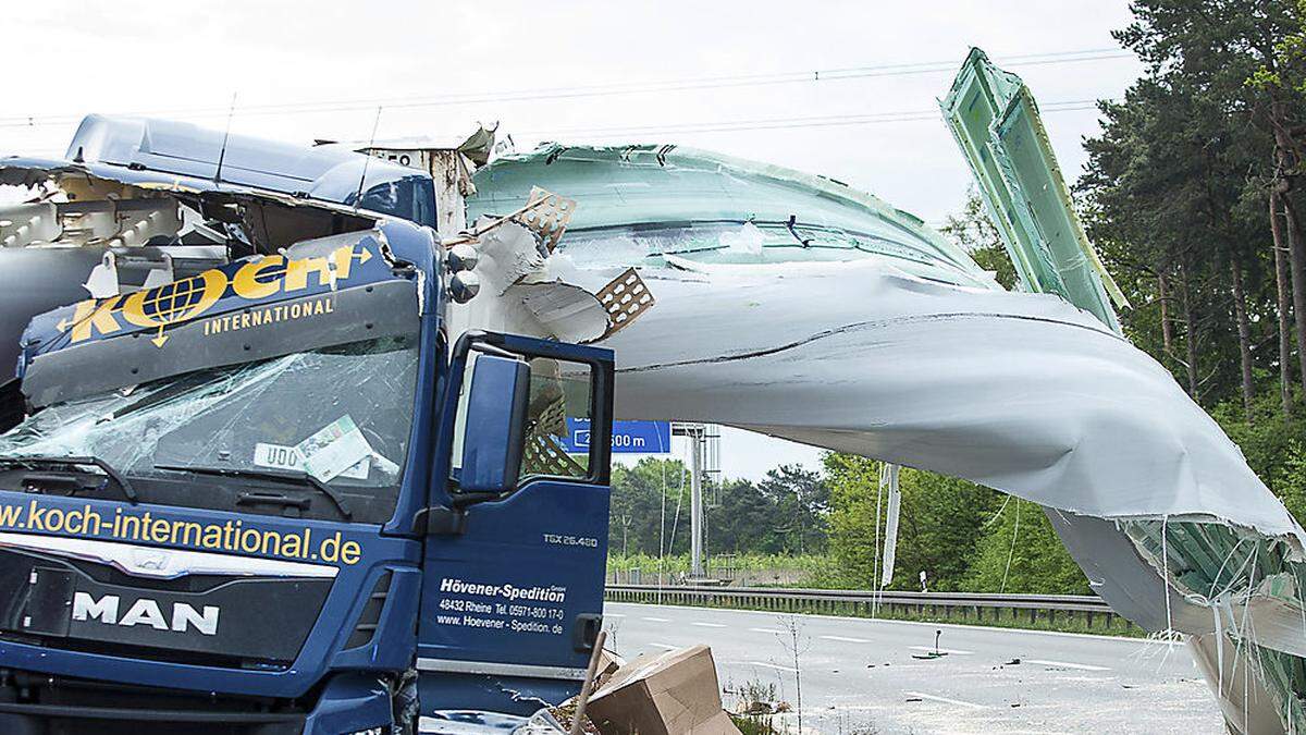 Die Lkw-Kabine wurde völlig zerstört