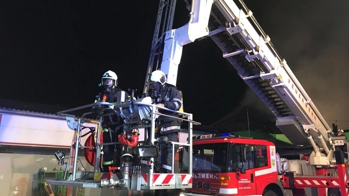 Auch die Teleskopmastbühne der Betriebsfeuerwehr Sappi Gratkorn kam zum Einsatz.