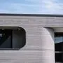 ABD0111_20210726 - BECKUM - DEUTSCHLAND: 26.07.2021, Nordrhein-Westfalen, Beckum: An der Außenfassade des ersten 3D Druckhauses sieht man die mittels eines 3D-Betondrucker aufgetragenen Betonschichten. Die PERI GmbH druckte im nordrhein-westfälischen Beckum das erste Wohnhaus Deutschlands. Das zweigeschossige Einfamilienhaus mit ca. 80 qm Wohnfläche pro Geschoss entstand nicht in herkömmlicher Bauweise, sondern wurde von einem 3D-Betondrucker gedruckt und steht nun in Fertigstellung von Deutschlands erstem in dieser Form gebauten Haus. Foto: Guido Kirchner/dpa +++ dpa-Bildfunk +++. - FOTO: APA/dpa/Guido Kirchner