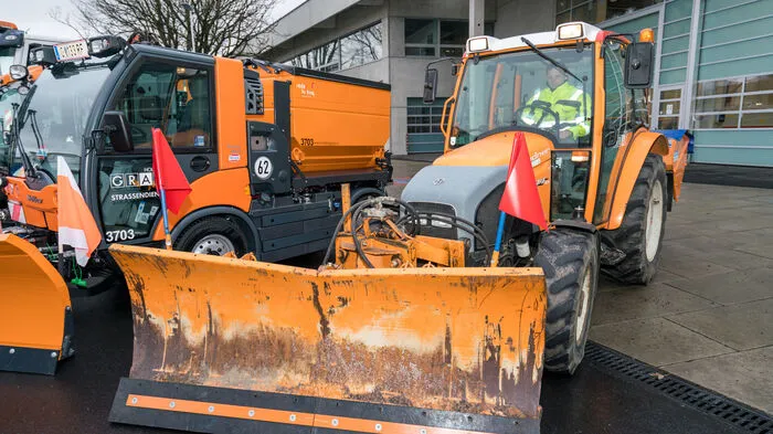 Geotrac 6s (65 PS): Der Pflug mit Gummileiste ist für öffentliche Plätze geeignet. In Graz gibt es drei Modelle davon.