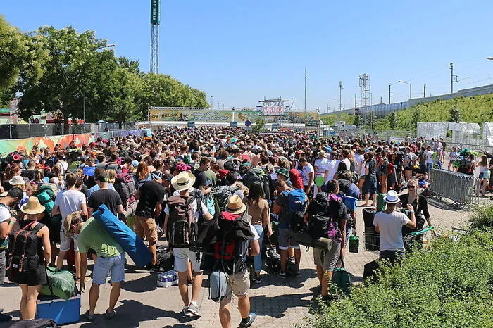 Am ersten Festivaltag stellt man sich rund 45 Minuten an...