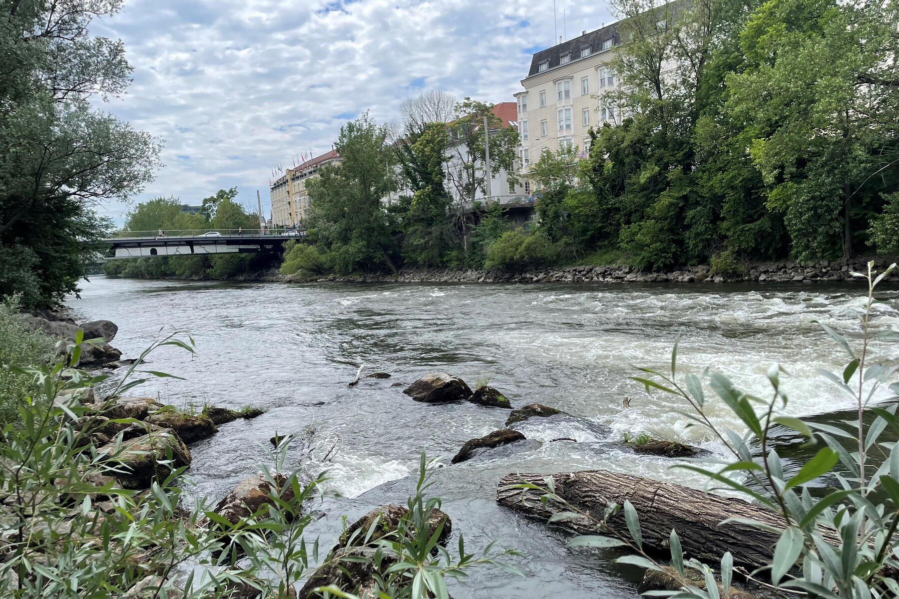 Pegel der Flüsse tief gesunken, Kraftwerke haben s