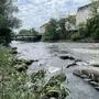 Blick vom Murufer aus auf die Wasseroberfläche des Flusses auf Höhe Erzherzog-Johann-Brücke (Hauptbrücke)