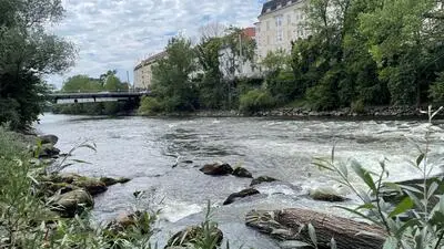 Blick vom Murufer aus auf die Wasseroberfläche des Flusses auf Höhe Erzherzog-Johann-Brücke (Hauptbrücke)
