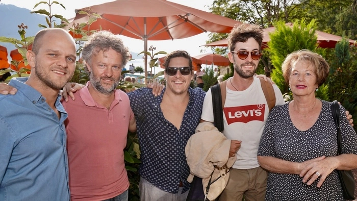 Christoph Zimper (Künstlerischer Leiter) und Christian Knaller (Intendant) mit Musikern und Gretl Knaller