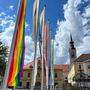 Die Regenbogenfahne am Brucker Hauptplatz verschwand 2022 und 2023, nun hat es die Europafahne getroffen