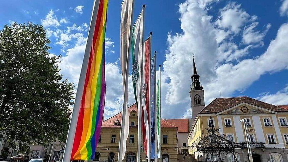 Die Regenbogenfahne am Brucker Hauptplatz verschwand 2022 und 2023, nun hat es die Europafahne getroffen