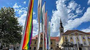 Die neue Brucker Regenbogenfahne wird am 28. Mai gehisst, im Bild die erste Fahne im Jahr 2022