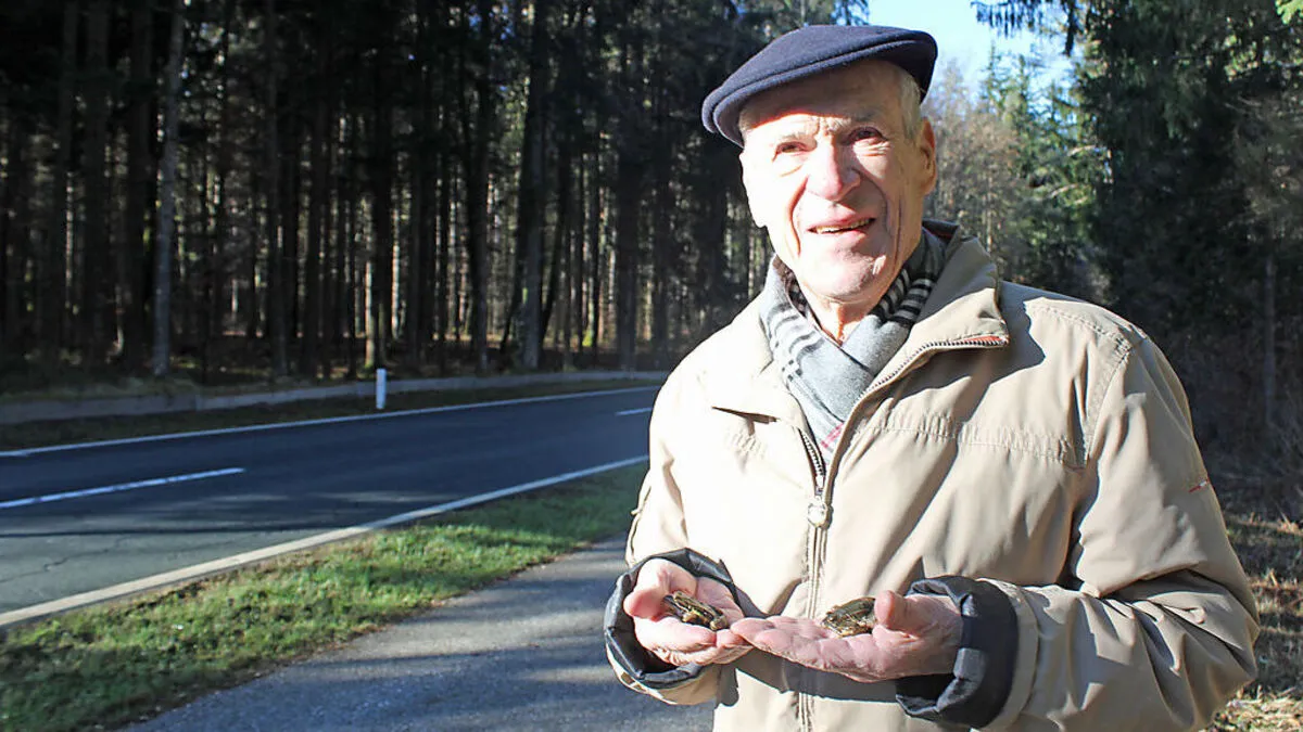 Klaus Hollegha hat Tausenden Fröschen beim Weg über die Seeberg-Bundesstraße geholfen