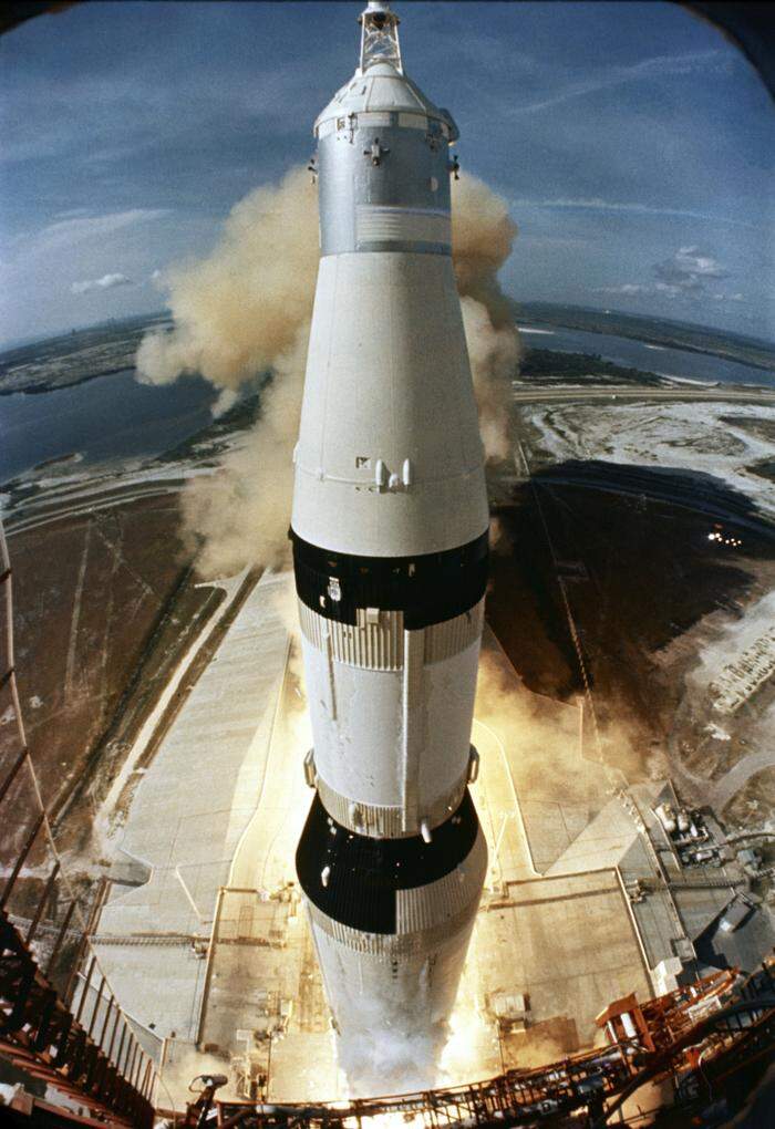 Die mächtige Saturn-V-Rakete hebt mit der Apollo-11-Crew ab