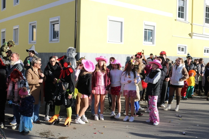 Maskierte und unmaskierte Besucher säumten die Straße beim St. Pauler Faschingsumzug.