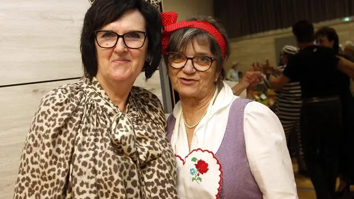 Beim großen Rosenmontag-Ball der Senioren im Kulturzentrum von Bad Blumau begrüßte Seniorenbund-Obmann Franz Hanfstingl viele prominente Gesichter, wie Seniorenbund-Bezirksobmann Heinrich Novak, seine beiden Stellvertreterinnen Johanna Fleischhacker und Annemarie Lenz oder Bürgermeister Manfred Schaffer.