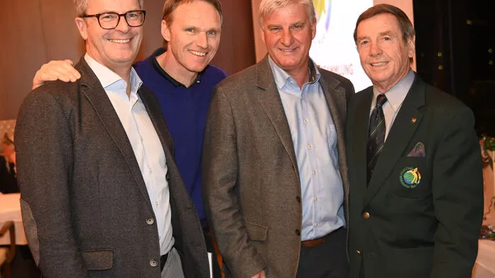 Notar Erfried Bäck, Golf-Pro Paul Thompson, Präsident Christian Brugger und Ehrenpräsident Hans Fian.