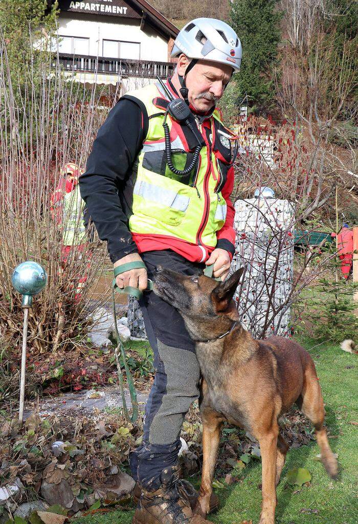Hundeführer Arthur Schellander mit Hund "Paradies"