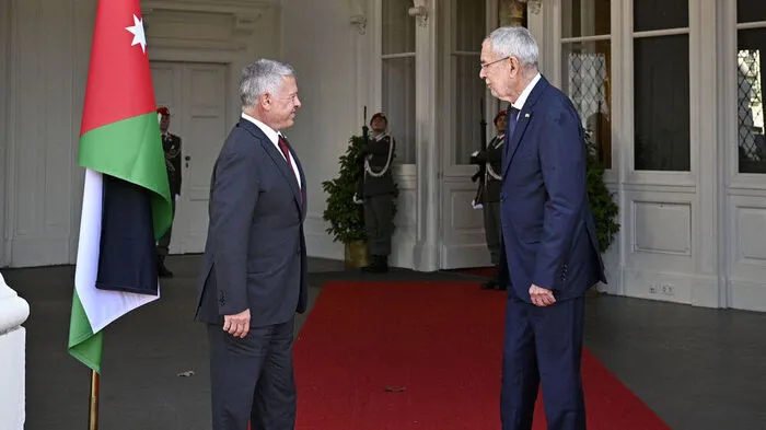König Abdullah II. von Jordanien wird von Bundespräsident Alexander Van der Bellen vor der Hofburg empfangen.