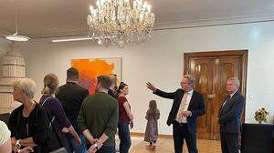 Christopher Drexler bringt den Besuchern die Gemälde in seinem Büro näher