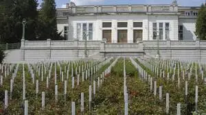 Für die Festwochen geöffnet: das Jugendstiltheater auf der Baumgartner Höhe mit dem Mahnmal davor 