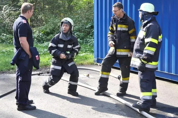 Die dafür erforderlichen Trainings finden in den feststoff- und gasbefeuerten Übungscontainern der FWZS statt.
