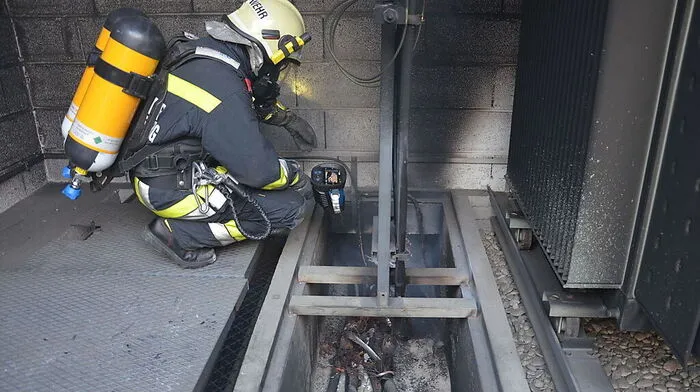 Die Feuerwehr kämpfte mit schwerem Atemschutz