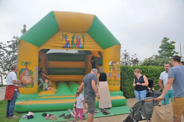 Ein Stimmungsprogramm von Livemusik bei den einzelnen Stationen und eine Hüpfburg für die Kinder rundeten das tolle Fest ab.