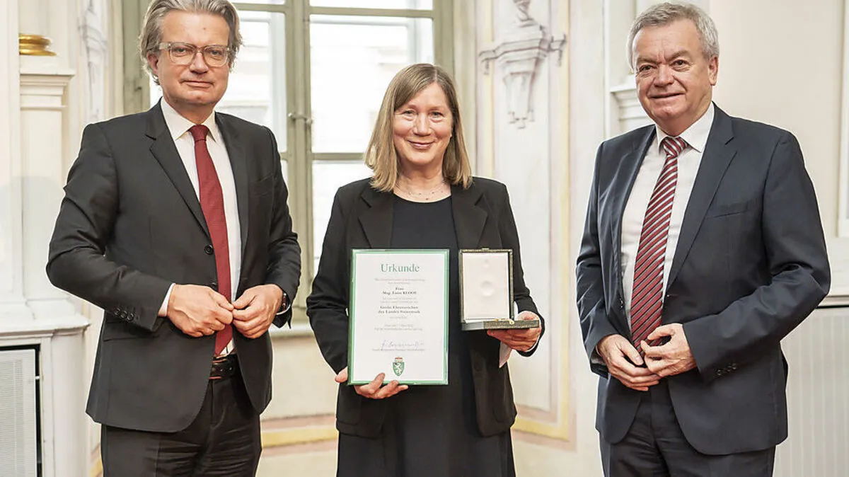 Die Grazer Künstlerin Luise Kloos wurde von LR Christopher Drexler und LH-Stv. Anton Lang mit dem Großen Ehrenzeichen geehrt